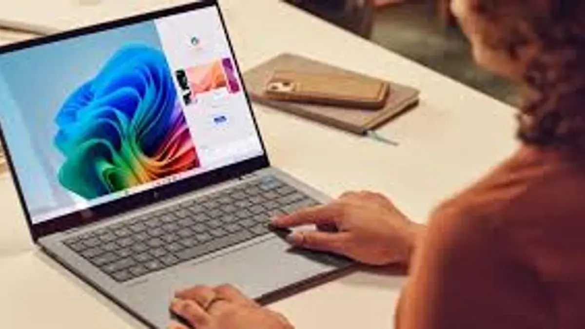 AI-Laptop mat futuristesch Design op engem Bürotësch